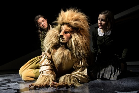 På Aarhus Teater findes en åbning ind til paralleluniverset Narnia</br>Den gode løve Aslan spilles af Jacob Madsen Kvols</br>Foto: David Bering/Montgomery