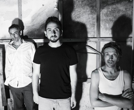 Våbenhvile: Hudna skaber dansk musik med multikulturelt afsæt</br>Den aarhusianske trio Hudna blander tyrkisk folkemusik med danske og mellemøstlige musiktraditioner</br>Foto: PR-foto/ Nathalie Mellbye