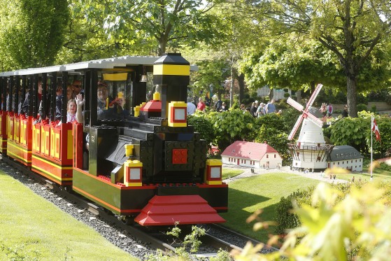 En verden af klodser</br>Legotoget kørte også gæster rundt i Legoland ved åbningen af parken i 1968.</br>Foto: PR-foto/ Legoland
