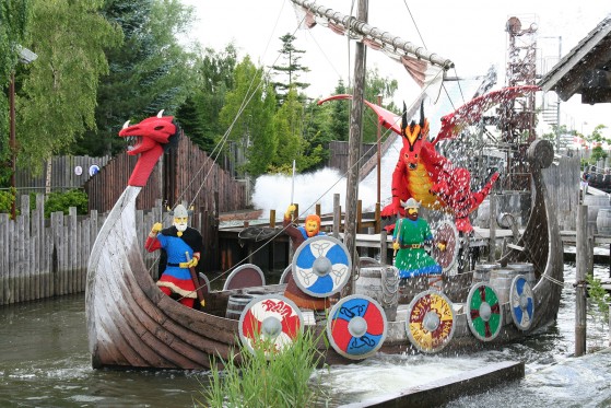 En verden af klodser</br>Vikinger i Lego står klar til togt ved forlystelsen River Splash.</br>Foto: Fine Spind - Sixten Therkildsen