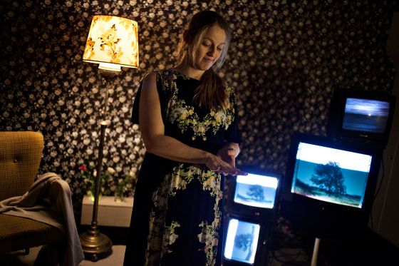 Teater Fluks sætter folkesygdommen demens ind i nye, kunstneriske rammer</br>Sara Fink Søndergaard i forestillingen CTRL + ALT + DEMENS</br>Foto: Sisse Dupont