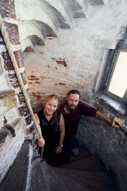 Teater Fluks sætter folkesygdommen demens ind i nye, kunstneriske rammer</br>Sara Fink Søndergaard og Rasmus Malling Skov leder Teater Fluks. Her i Aarhus Domkirke, hvor CTRL + ALT + DEMENS blandt andet sættes op i september</br>Foto: Esquives Photography