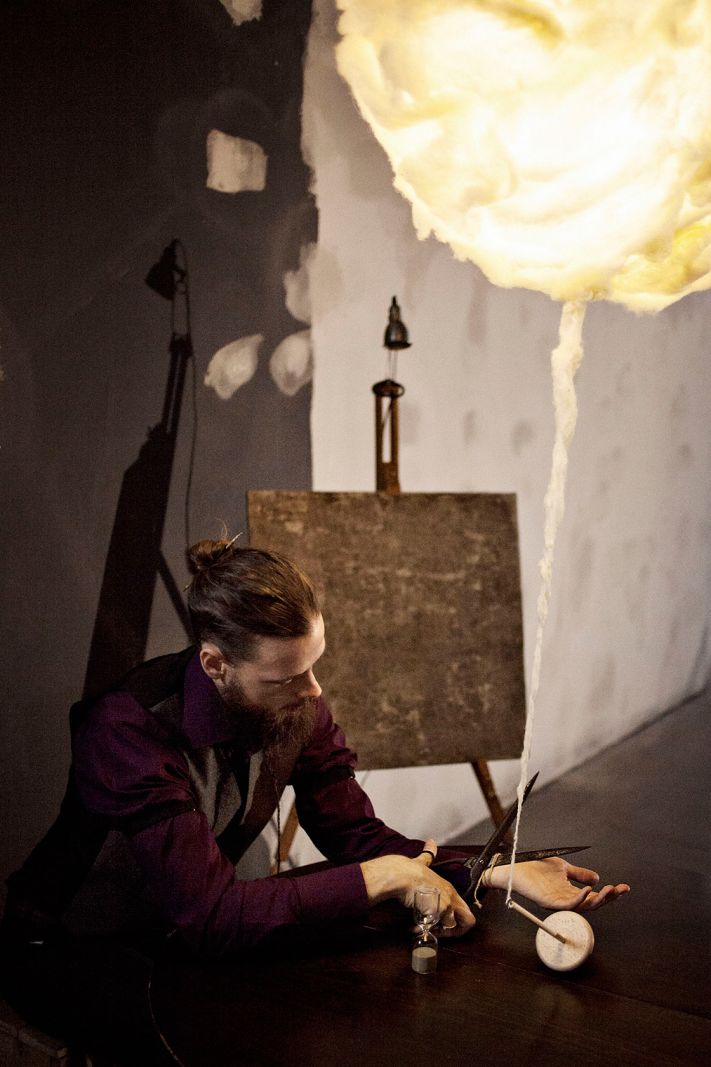 Teater Fluks sætter folkesygdommen demens ind i nye, kunstneriske rammer</br>Rasmus Malling Skov i forestillingen CTRL + ALT + DEMENS</br>Foto: Sisse Dupont