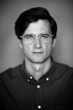 Efterårsdigt emmer af tungsindig skønhed</br>For digtsamlingen Tilbage til unaturen vandt Rasmus Nikolajsen i 2016 Kritikerprisen</br>Foto: PR-foto / Rosinante & Co - Anne Mie Dreves 