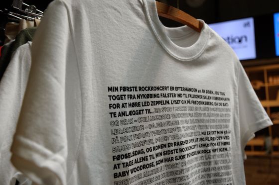 Finurlige fund med fine fortællinger i Salgsvognen på Godsbanen</br>T-shirt med tekst af Knud Romer udgivet af 365TEKSTER.<br />www.365tekster.dk</br>Foto: Marie Nyeng