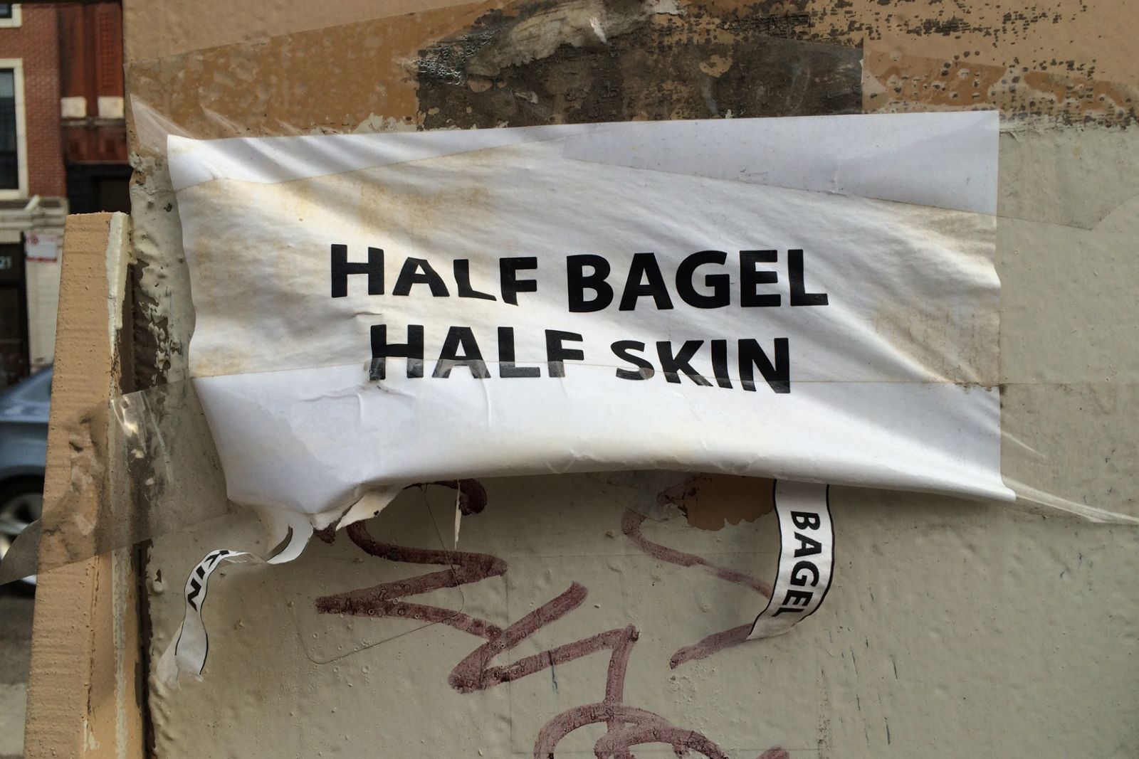 Kunstneren anno 2018 må være sit eget brand</br>Tekstværk / opslag af Kelly Lloyd<br />Titel: HALF BAKED HALF SKIN</br>Foto: Mitchell Oliver