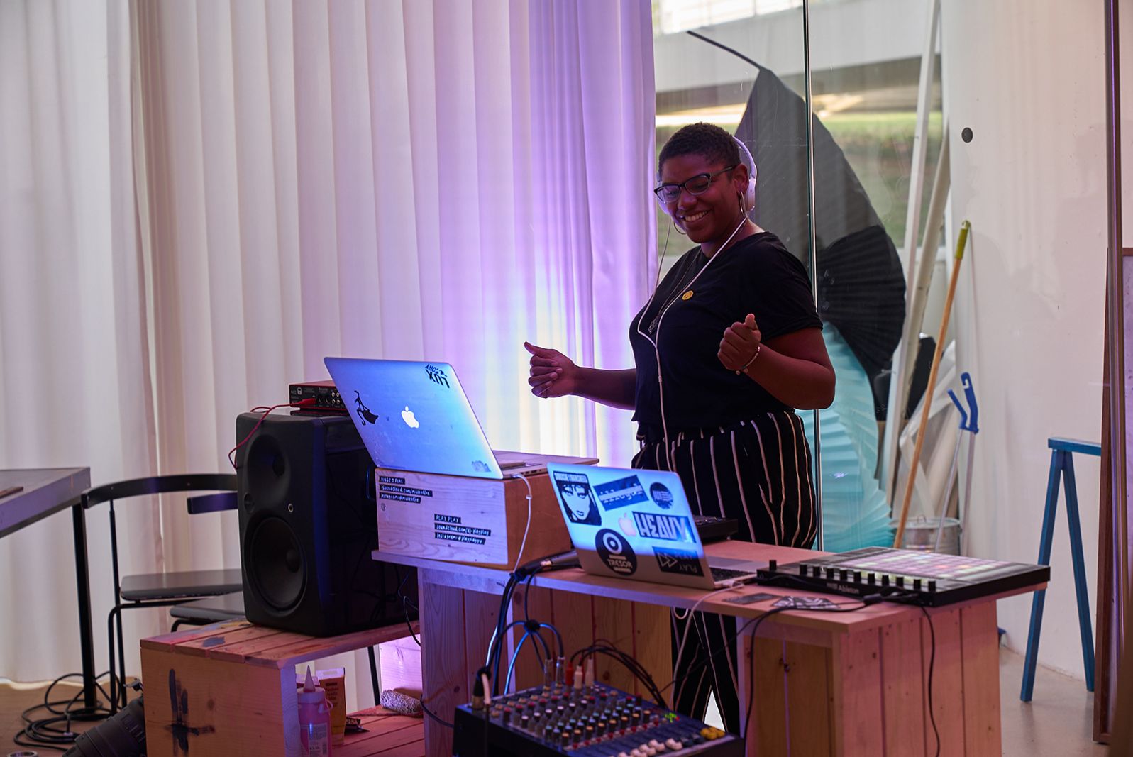 BILLEDSERIE: På besøg hos Flux Factory i ARoS Atelier</br>Fotograf og DJ Monique Muse Dodd spiller musik i ARoS Atelier. </br>Foto: Stephen McLeod 