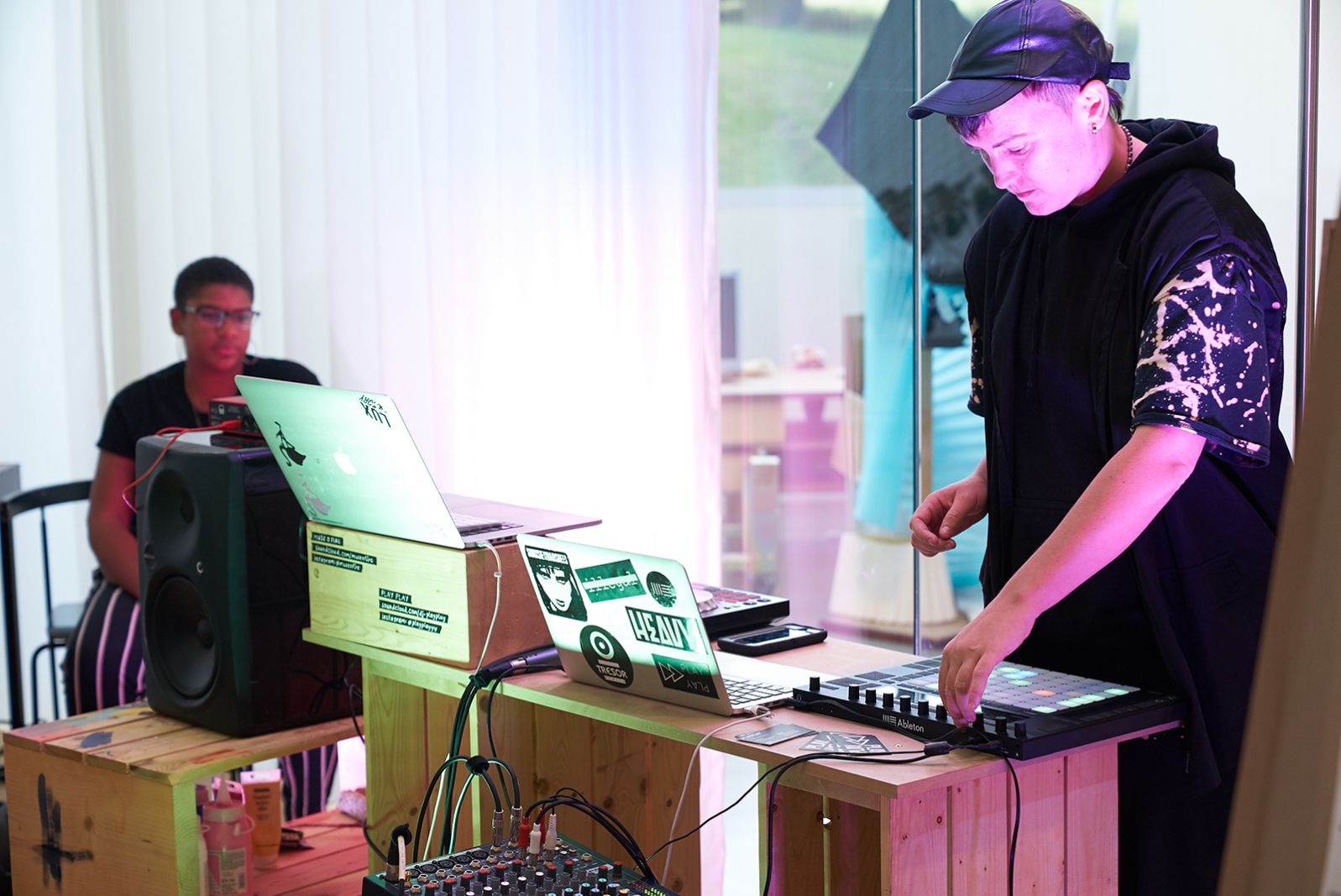 BILLEDSERIE: På besøg hos Flux Factory i ARoS Atelier</br>Fluxer og musiker Jess Dilday og Monique Muse Dodd spiller musik i ARoS Atelier. </br>Foto: Stephen McLeod