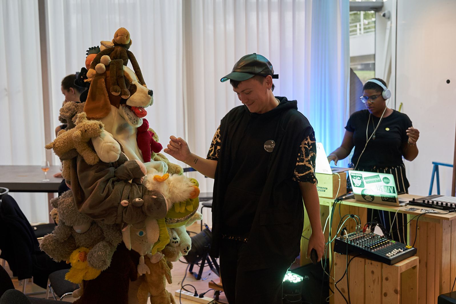 BILLEDSERIE: På besøg hos Flux Factory i ARoS Atelier</br>Fluxer og musiker Jess Dilday og Monique Muse Dodd hygger i ARoS Atelier. </br>Foto: Stephen McLeod