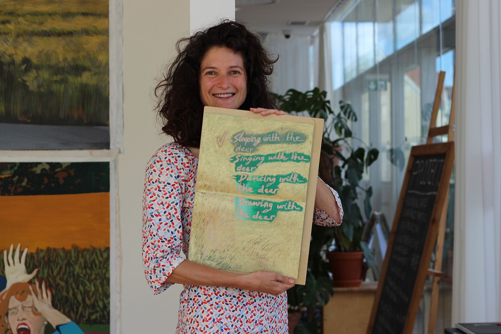 BILLEDSERIE: På besøg hos Flux Factory i ARoS Atelier</br>Fluxer Christine Laquet laver et af sine projekter i Dyrehaven. </br>Foto: Teodora Biberovic 