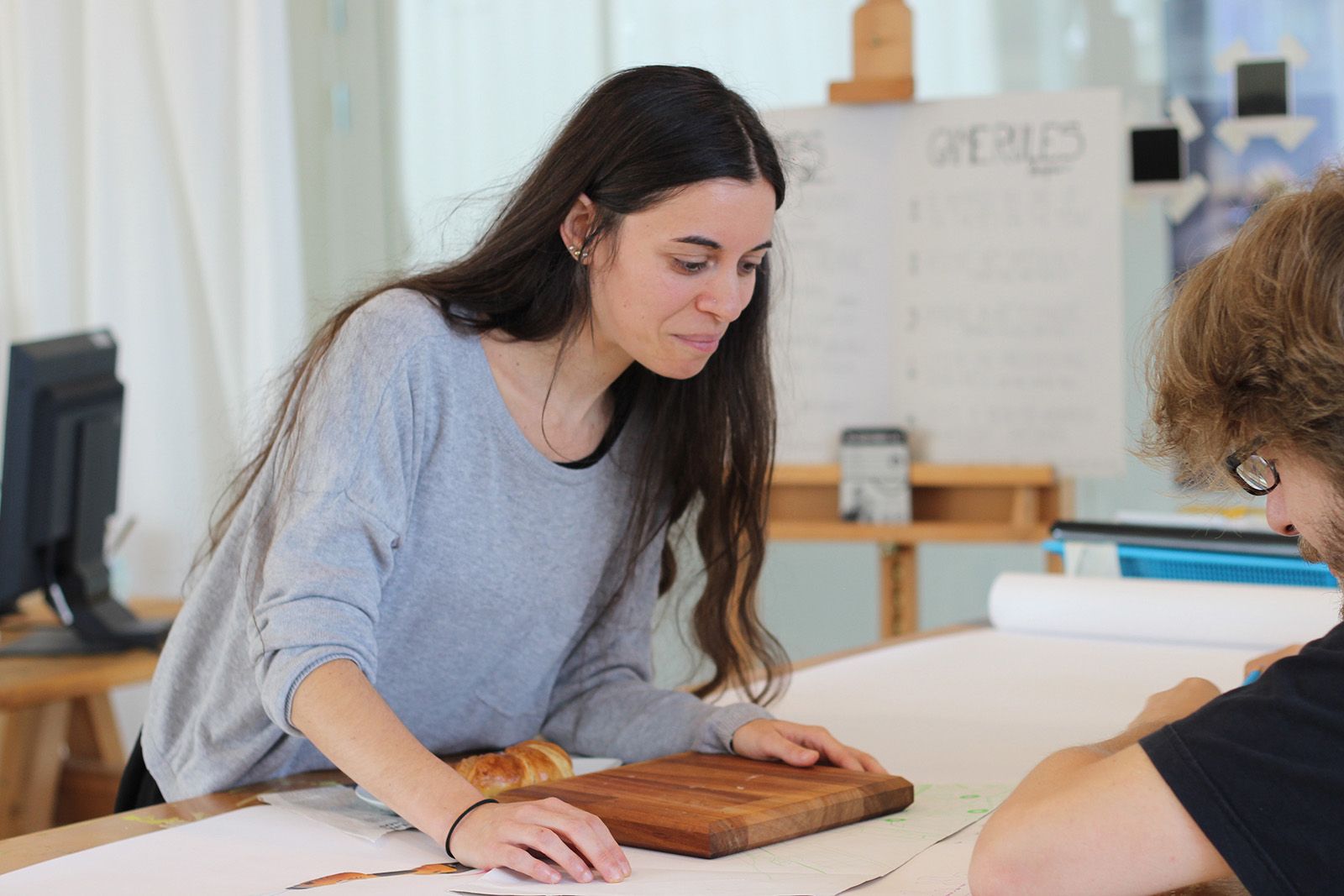 BILLEDSERIE: På besøg hos Flux Factory i ARoS Atelier</br>Fluxer Maya Quattropani arbejder på sit projekt Jouer au cadavre exquis #4, som er en collage.  </br>Foto: Teodora Biberovic