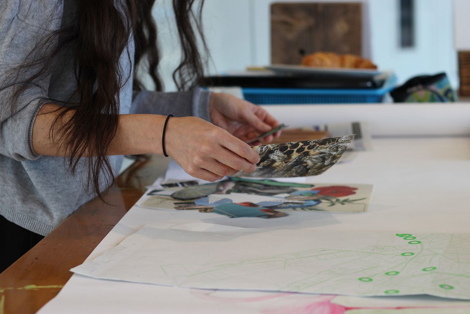 BILLEDSERIE: På besøg hos Flux Factory i ARoS Atelier</br>Maya Quattropani arbejder på sin collage. </br>Foto: Teodora Biberovic 