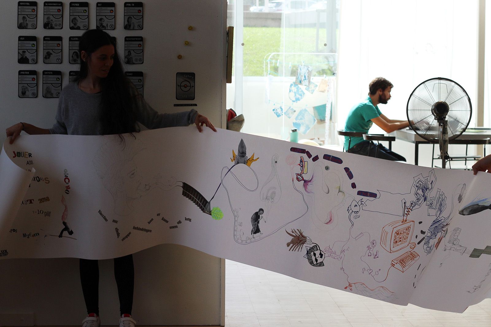 BILLEDSERIE: På besøg hos Flux Factory i ARoS Atelier</br>Den flere meter lange collage af fluxer Maya Quattropani er et kollektivt kunstværk.</br>Foto: Teodora Biberovic 