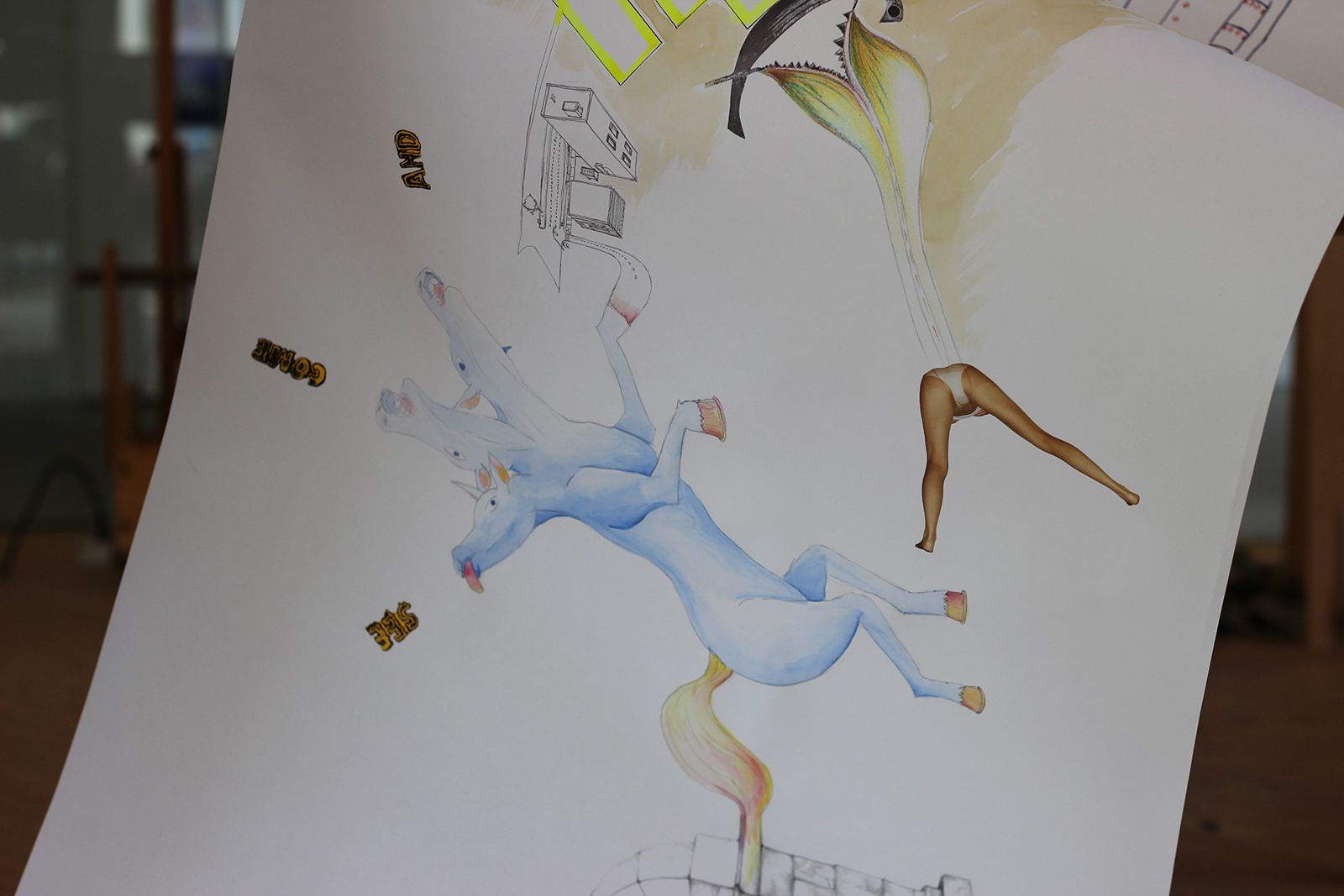 BILLEDSERIE: På besøg hos Flux Factory i ARoS Atelier</br>En tegning på Maya Quattropani's collage. </br>Foto: Teodora Biberovic 