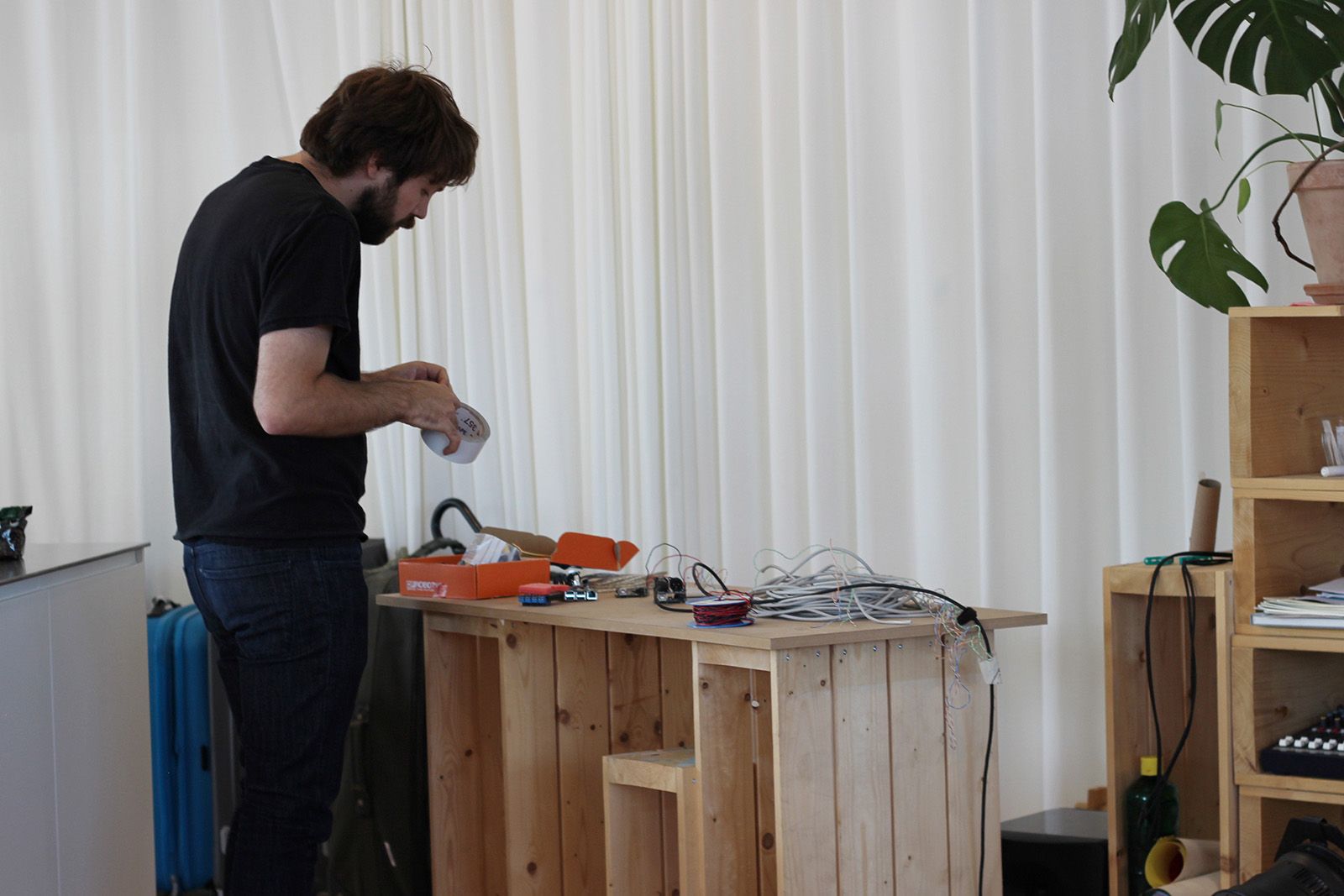 BILLEDSERIE: På besøg hos Flux Factory i ARoS Atelier</br>Fluxerne elsker at arbejde og spise sammen. </br>Foto: Teodora Biberovic 