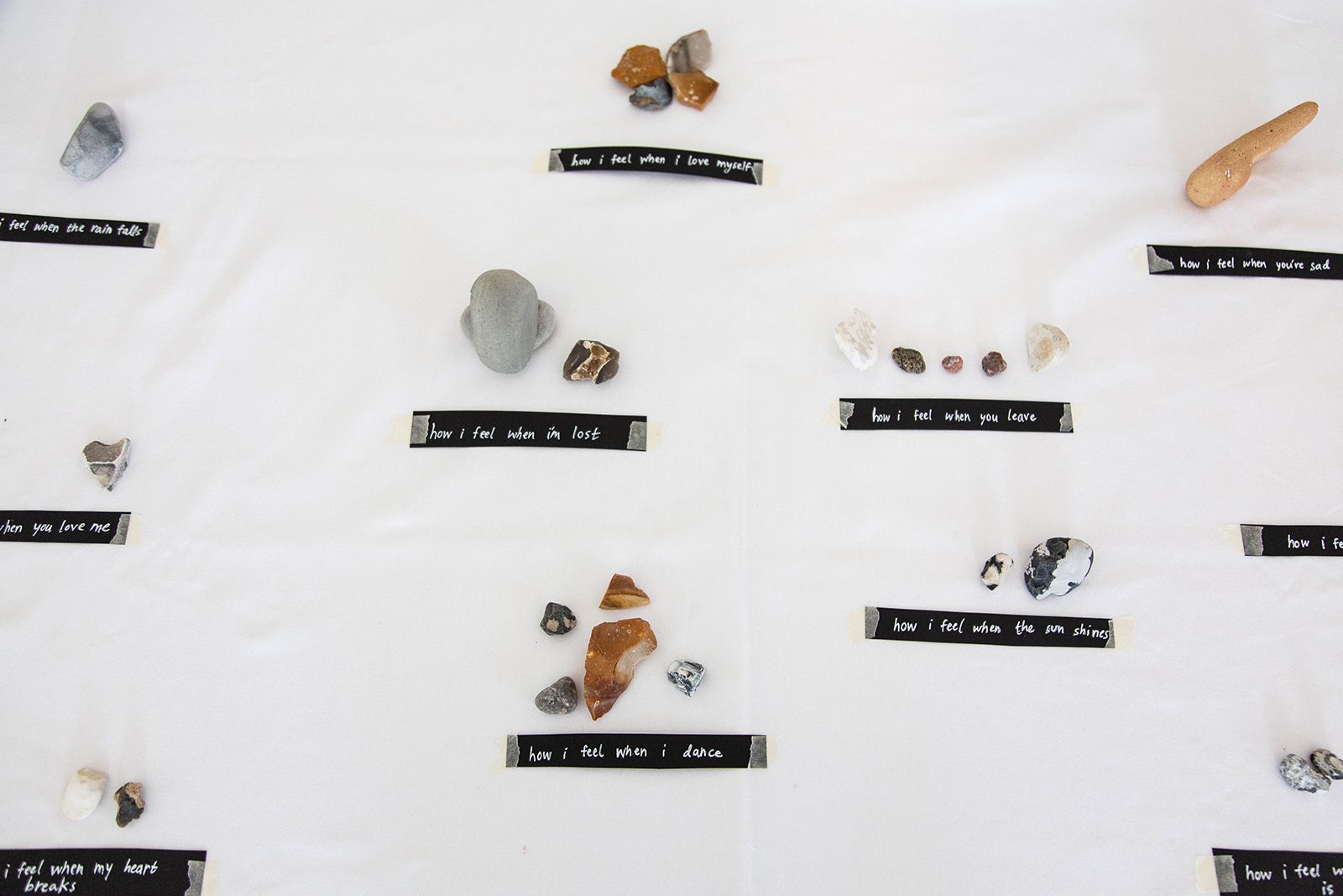 BILLEDSERIE: På besøg hos Flux Factory i ARoS Atelier</br>Fluxer og fotograf illesha Khandelwal samler sten på Marselisborg strand til sit geologiske projekt. </br>Foto: illesha Khandelwal