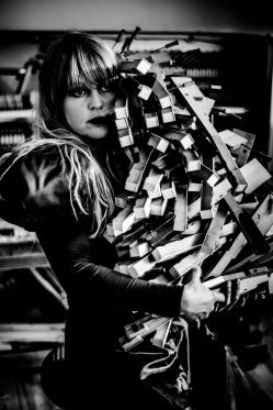 Jomi Massage debuterer som forfatter med en bog om livet på landet</br>Kunstnernavnet Jomi Massage dækker over sanger, sangskriver og komponist Signe Høirup Wille-Jørgensen</br>Foto: PR-foto