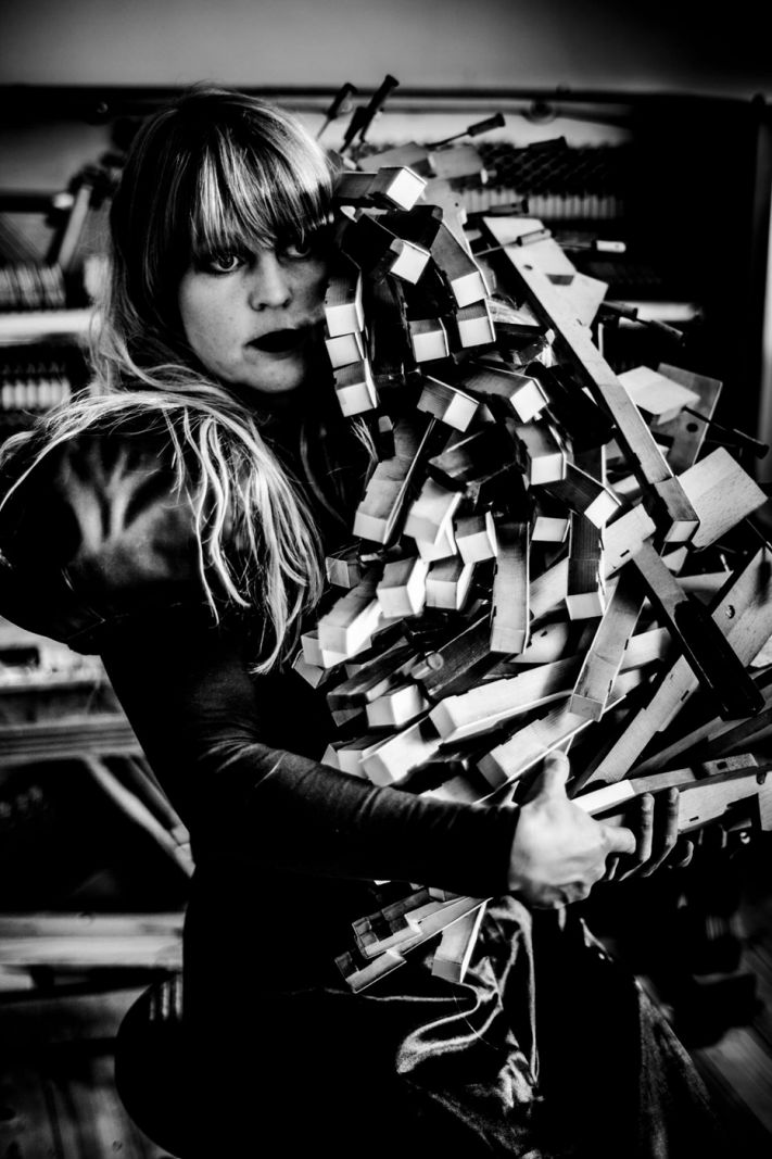 Jomi Massage debuterer som forfatter med en bog om livet på landet</br>Kunstnernavnet Jomi Massage dækker over sanger, sangskriver og komponist Signe Høirup Wille-Jørgensen</br>Foto: PR-foto