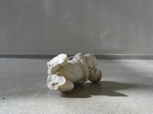 Danh Vos udstilling på SMK er en original og gennemtænkt samlerhule, der får dig til at gispe efter vejret</br>Danh Vo, Roman marble wrestling children. </br>Foto: PR-foto / SMK 