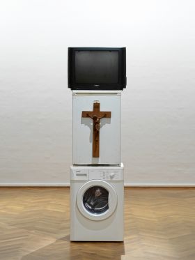 Danh Vos udstilling på SMK er en original og gennemtænkt samlerhule, der får dig til at gispe efter vejret</br>Danh Vo, Oma Totem, 2009. En tilbedelsessøjle af de hårde hvidevarer, Danh Vos bedstemor modtog fra en kristen organisation efter sit asyl.</br>Foto: PR-foto / SMK - Nick Ash 