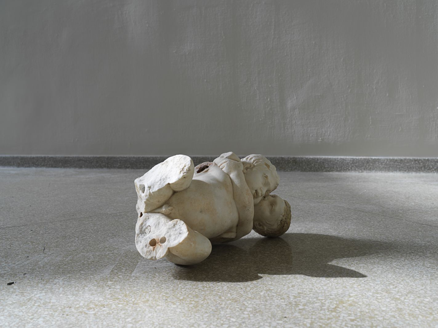 Danh Vos udstilling på SMK er en original og gennemtænkt samlerhule, der får dig til at gispe efter vejret</br>Danh Vo, Roman marble wrestling children. </br>Foto: PR-foto / SMK 