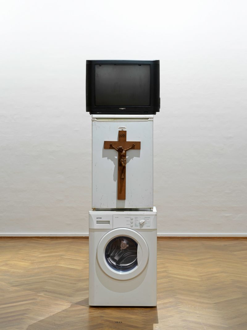 Danh Vos udstilling på SMK er en original og gennemtænkt samlerhule, der får dig til at gispe efter vejret</br>Danh Vo, Oma Totem, 2009. En tilbedelsessøjle af de hårde hvidevarer, Danh Vos bedstemor modtog fra en kristen organisation efter sit asyl.</br>Foto: PR-foto / SMK - Nick Ash 