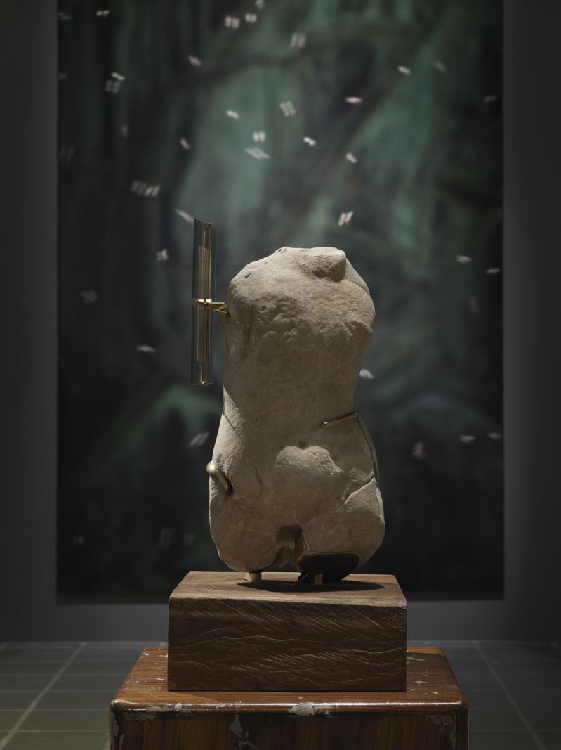 Danh Vos udstilling på SMK er en original og gennemtænkt samlerhule, der får dig til at gispe efter vejret</br>Danh Vo, Untitled, 2018. Venustorso af marmor. </br>Foto: PR-foto / SMK 