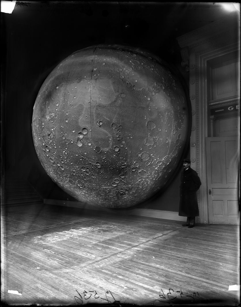 Louisiana inviterer på en rejse til Månen</br>Videnskabelig model af Månen konstrueret af Johann Friedrich Julius Schmidt og Thomas Dickert, Tyskland 1898.</br>Foto: Field Museum Library/Getty Images