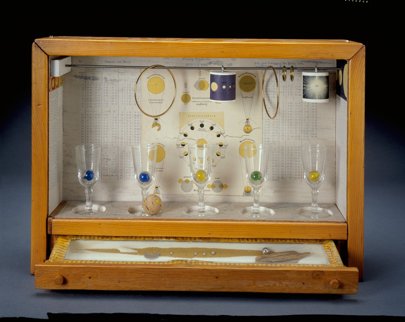 Louisiana inviterer på en rejse til Månen</br>Joseph Cornell, Untitled (Solar Sæt), c. 1956-58. </br>Foto: Quicksilver Photographers, LLC 