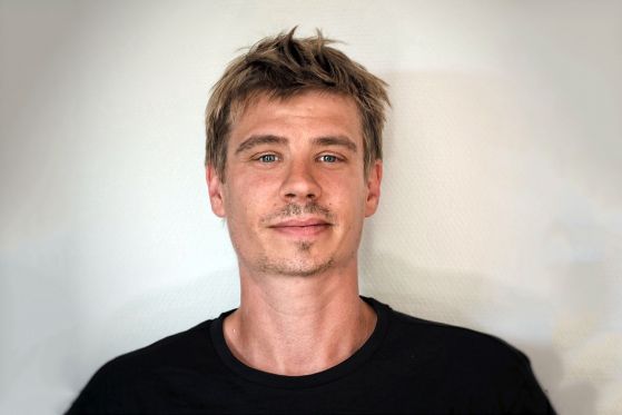 Debutforfatter Janus Kragerup Sørensen leverer velskrevet sort sarkasme</br>Debutant Janus Kragerup Sørensen</br>Foto: PR-foto / Forlaget Turbine - Dan Eggers