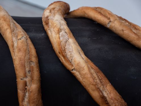 Nina Beier på GL. STRAND - BILLEDSERIE</br>I udstillingen vil man blandt andet kunne opleve marmorløver, franske baguettes, similismykker og ure. </br>Foto: Amalie Corfix