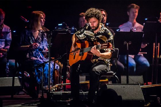 José González & The String Theory i en storslået koncert til støtte for flygtninge og torturofre</br>José González sidder blandt det store strygerensemble i Musikhuset i Aarhus. </br>Foto: Morten Kjær