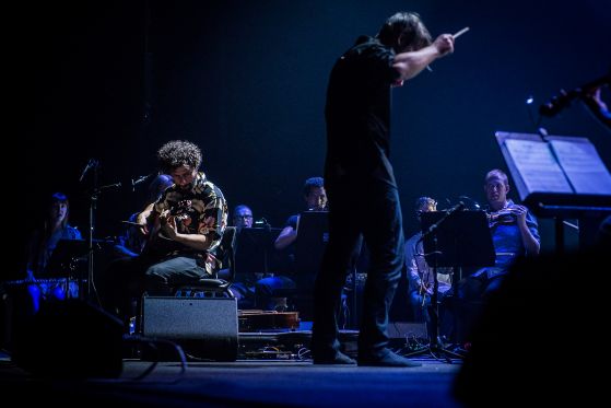 José González & The String Theory i en storslået koncert til støtte for flygtninge og torturofre</br>Til Music For DIGNITY-koncerterne smelter den svenske singer-songwriter José González sammen med String Theory-orkestret. </br>Foto: Morten Kjær