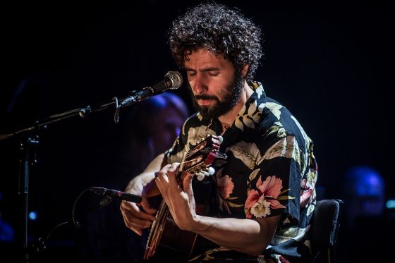 José González & The String Theory i en storslået koncert til støtte for flygtninge og torturofre</br>José González er opslugt af hele oplevelsen, og kigger sjældent op på publikum.  </br>Foto: Morten Kjær