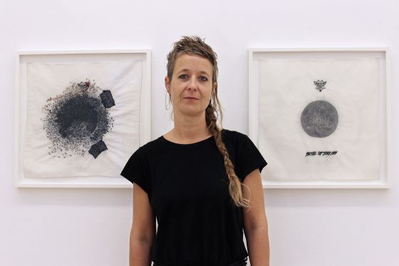 Rose Ekens udstilling Afterbeat er fortællingen om det levede liv</br>Rose Eken har indsamlet kendte trommeslageres brugte trommeskind og overført hvert slagmærke til silkestof. </br>Foto: Kulturmagasinet Fine Spind - Teodora Biberovic 