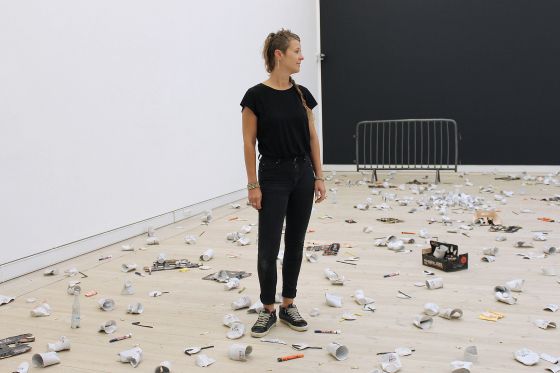 Rose Ekens udstilling Afterbeat er fortællingen om det levede liv</br>Museets store udstillingssal forestiller et mennesketomt rum, fastfrosset i tid og sted. Det er øjeblikket efter en koncert er slut.</br>Foto: Kulturmagasinet Fine Spind - Teodora Biberovic 