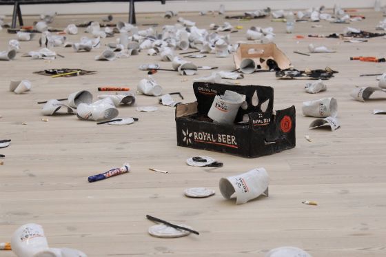 Rose Ekens udstilling Afterbeat er fortællingen om det levede liv</br>På gulvet ligger nedtrampede øldåser, plastikkrus og cigaretskodder – alt sammen lavet i keramik.</br>Foto: Kulturmagasinet Fine Spind - Teodora Biberovic 