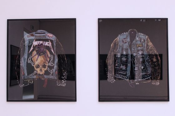 Rose Ekens udstilling Afterbeat er fortællingen om det levede liv</br>Glasmalerierne af battle jackets repræsenterer musikfans, gennem den måde de dyrker deres idoler. </br>Foto: Kulturmagasinet Fine Spind - Teodora Biberovic 