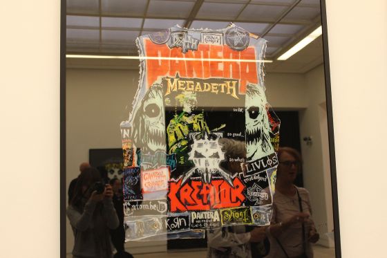 Rose Ekens udstilling Afterbeat er fortællingen om det levede liv</br>I udstillingens første rum er glasmalerierne med battle jackets. </br>Foto: Kulturmagasinet Fine Spind - Teodora Biberovic 