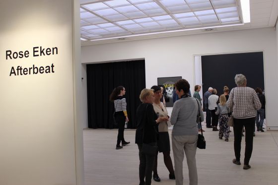 Rose Ekens udstilling Afterbeat er fortællingen om det levede liv</br>Til udstillingen Afterbeat danner tre rum på museet rammen for en fortælling om publikum, musikeren og koncerten.</br>Foto: Kulturmagasinet Fine Spind - Teodora Biberovic 