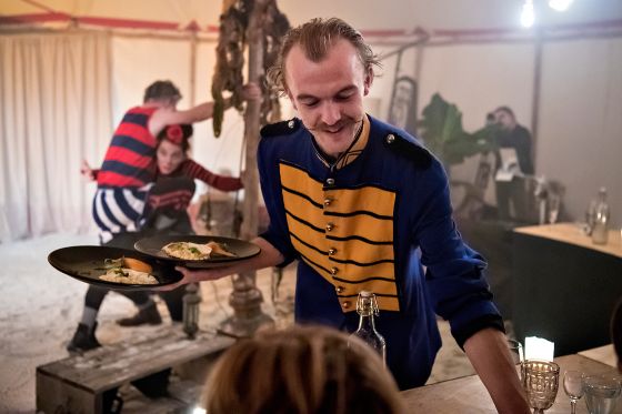 Madcirkus gentænker måden, vi spiser fisk på</br>Bakskuld, fjæsing, hornfisk og brisling er blandt de lækre fisk, du får lov til at smage hos Fish-á-deli Circus.</br>Foto: Pressebillede - Fish-á-deli Circus