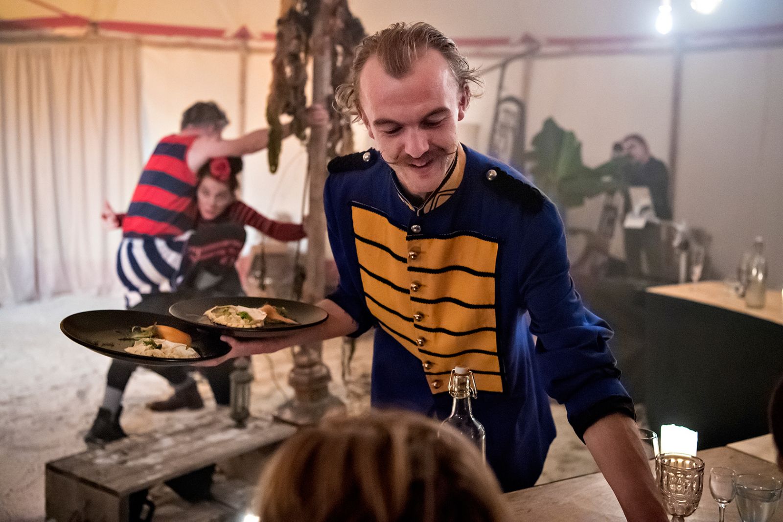 Madcirkus gentænker måden, vi spiser fisk på</br>Bakskuld, fjæsing, hornfisk og brisling er blandt de lækre fisk, du får lov til at smage hos Fish-á-deli Circus.</br>Foto: Pressebillede - Fish-á-deli Circus