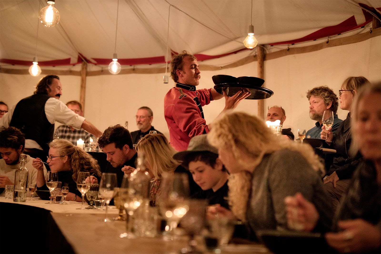 Madcirkus gentænker måden, vi spiser fisk på</br>Fish-á-deli Circus spiller fem forestillinger på Greena Havn mellem d. 3. og d. 13 oktober.</br>Foto: Pressebillede - Fish-á-deli Circus