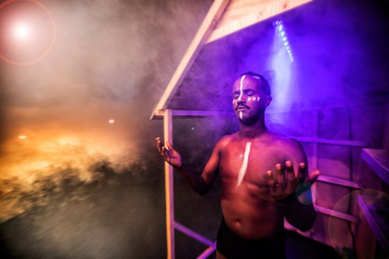 Selvtægt på Teater Momentum er en nordic noir-krimikomedie om de mørke kræfter i Neo-Europa</br>Mo drømmer om at være den agent, der opklarer en række asylbrande, men han møder modstand fra den lille by.</br>Foto: PR-foto / Teater Momentum - Per Morten Abrahamsen