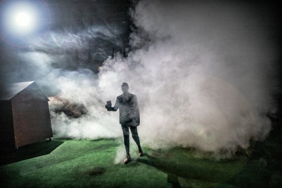 Selvtægt på Teater Momentum er en nordic noir-krimikomedie om de mørke kræfter i Neo-Europa</br>Hvad sker der, når Europa brænder? Det er det altoverskyggende tema i forestillingen Selvtægt</br>Foto: PR-foto / Teater Momentum - Per Morten Abrahamsen