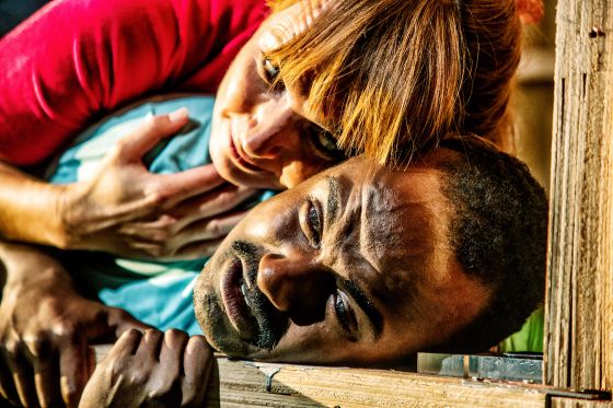 Selvtægt på Teater Momentum er en nordic noir-krimikomedie om de mørke kræfter i Neo-Europa</br>Der hersker had og vold, men også en flig af menneskelig ømhed.</br>Foto: PR-foto / Teater Momentum - Per Morten Abrahamsen