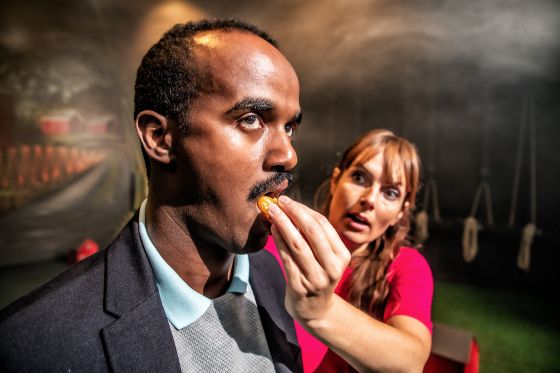 Selvtægt på Teater Momentum er en nordic noir-krimikomedie om de mørke kræfter i Neo-Europa</br> Forestillingen er baseret på grundig research i Småland, og både scener, karakterer og dialoger har rod i virkeligheden.</br>Foto: PR-foto / Teater Momentum - Per Morten Abrahamsen