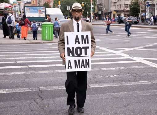 Det hvide overherredømme hersker stadig — ny udstilling sætter fokus på dekolonisering</br>Dread Scott,'I Am Not a Man', performance still 68 (2009). Pigmenttryk, 89 x 122 cm. Foto: © Dread Scott</br>Foto: PR-foto / CAMP - © Dread Scott