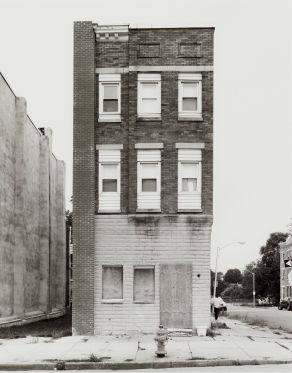 Joachim Koesters nye udstilling på SMK går på opdagelse i historien og sindets udkant</br>Joachim Koester, Some Boarded Up Houses. 2009-2013.</br>Foto: PR-foto / Joachim Koester