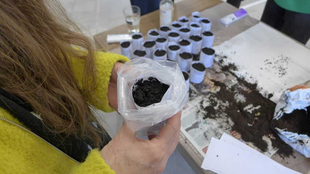 Kh7 artspace hylder naturen i ny udstilling</br>Billedkunstner Annika Lundgren og kunstteoretiker Ann-Charlotte Glasberg Blomqvist plantede æbletræer under en performativ forelæsning. </br>Foto: PR-foto